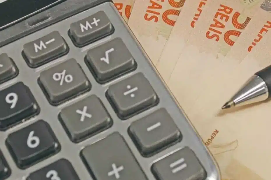 Empresário analisando documentos financeiros em escritório