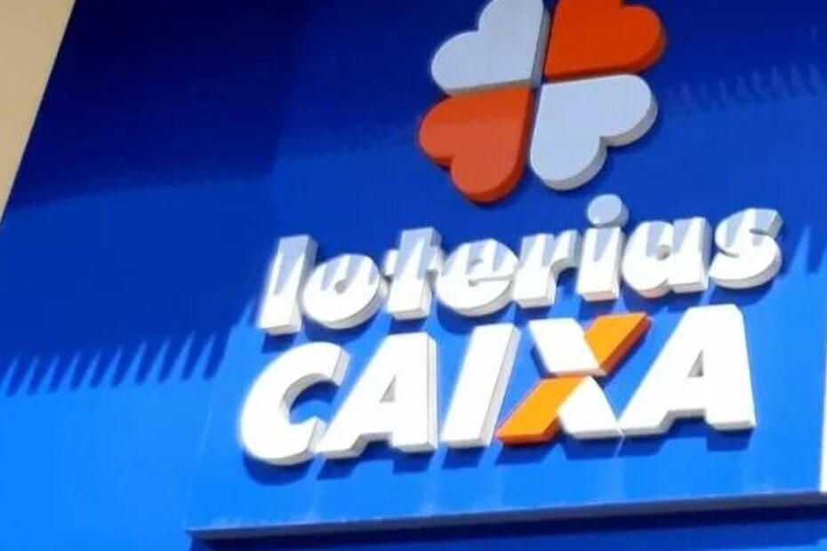 Homem comemorando prêmio da Loteria Federal