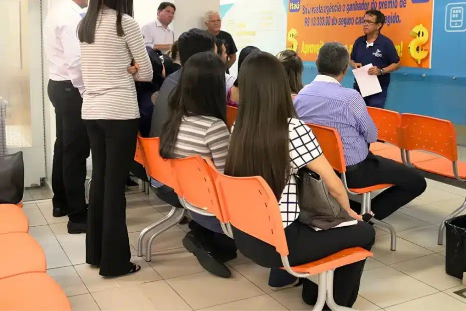 Funcionários em um escritório moderno, simbolizando o retorno ao trabalho presencial em um grande banco