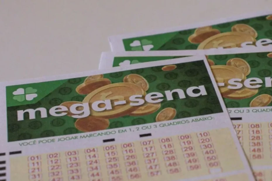 Mão segurando bilhete da Mega-Sena com notas de dinheiro ao fundo