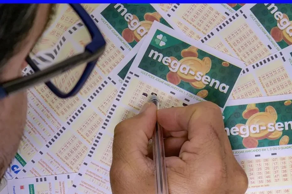 Pessoa segurando um bilhete da Mega-Sena com esperança de ganhar R$ 23 milhões