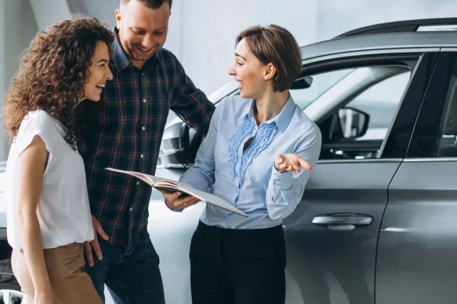 Pessoa planejando compra de carro com consórcio digital e tablet