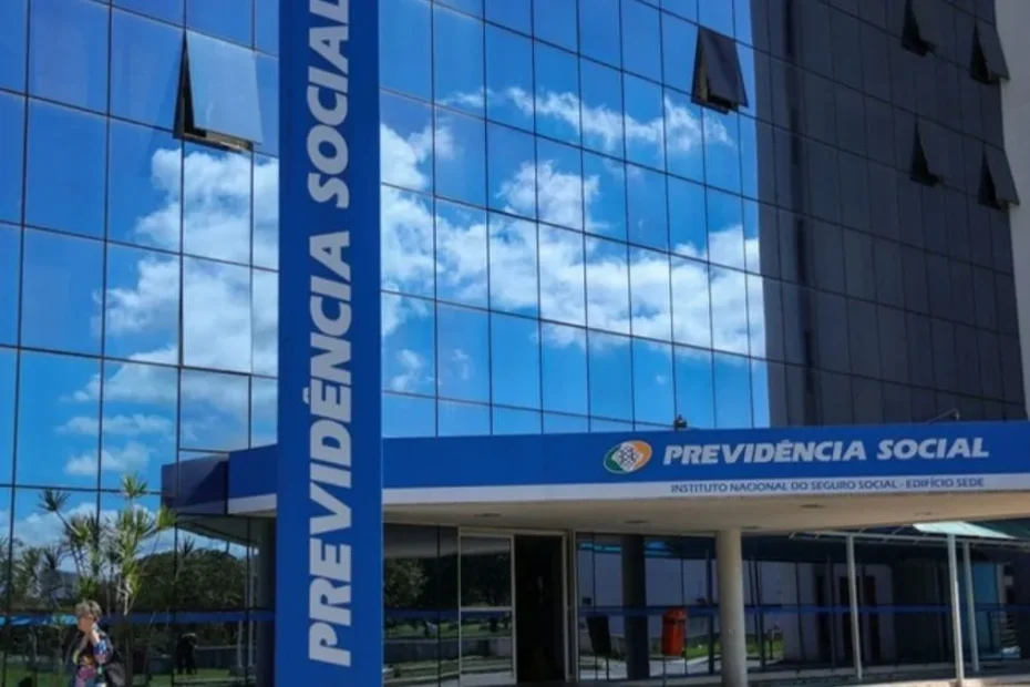Idoso e pessoa com deficiência consultando informações sobre o BPC em tablet
