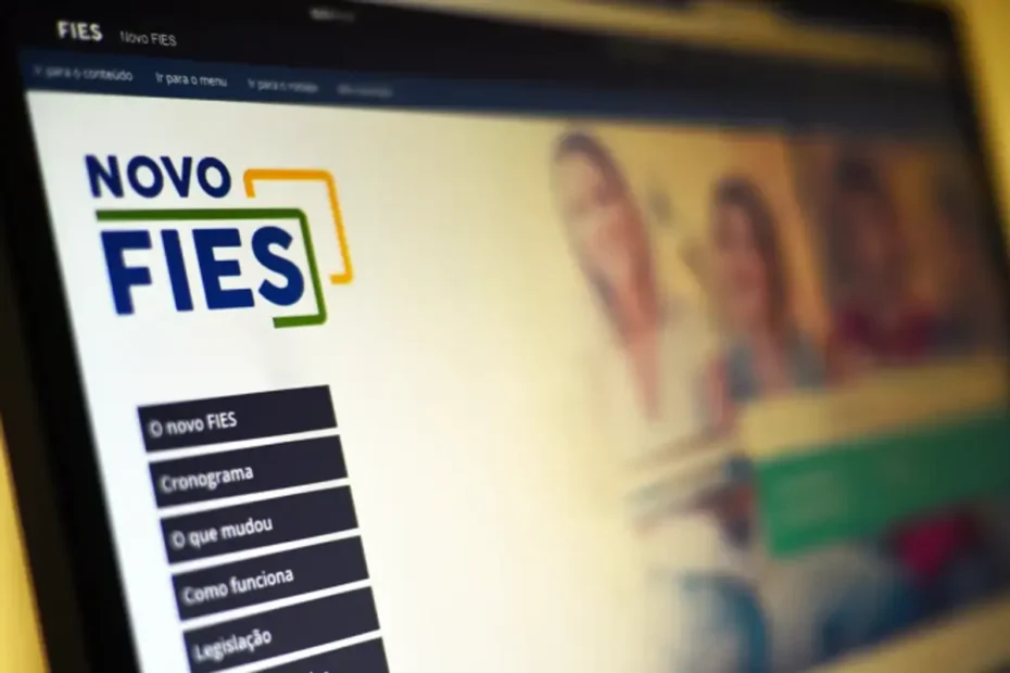 Jovem empreendedor acessando linha de crédito Fies para iniciar ou expandir seu negócio
