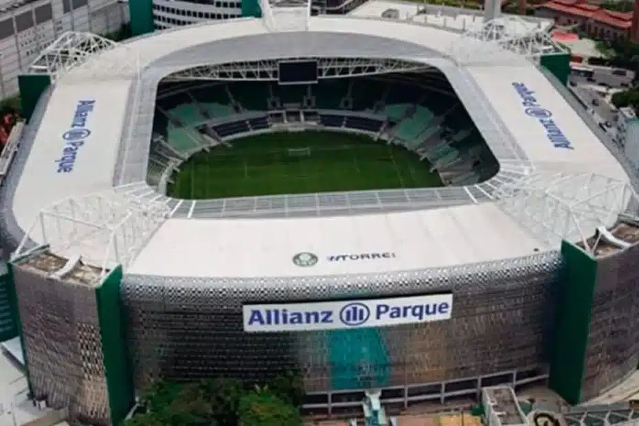 Vista aérea do Allianz Parque durante uma partida de futebol com a torcida presente.