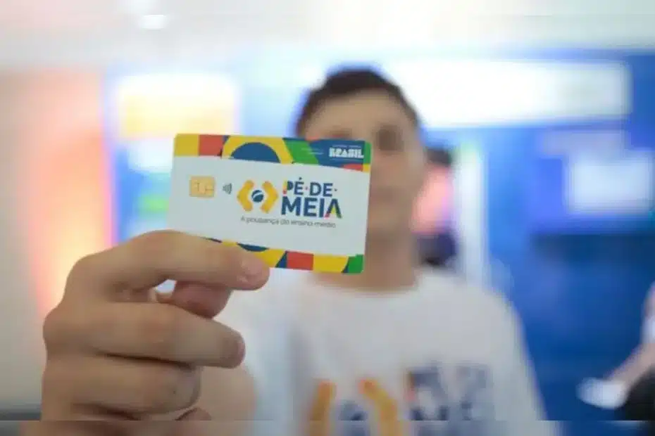 Jovem estudante atento verifica informações em smartphone sobre o calendário de pagamentos do programa Pé-de-Meia.