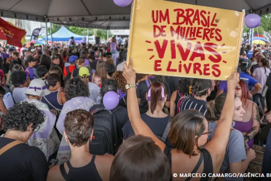 Jovem órfão segura documento do INSS após feminicídio da mãe.