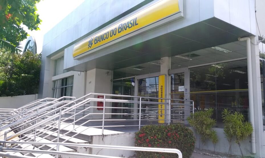 Clientes aguardam na porta de agência do Banco do Brasil em Pernambuco para renegociar dívidas durante mutirão do Desenrola Brasil.