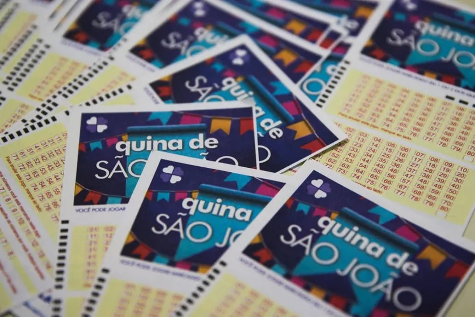 Pilha de notas de Real brasileiro sobre uma mesa, simbolizando o prêmio milionário da Quina de São João, com foco na prosperidade e no impacto financeiro.