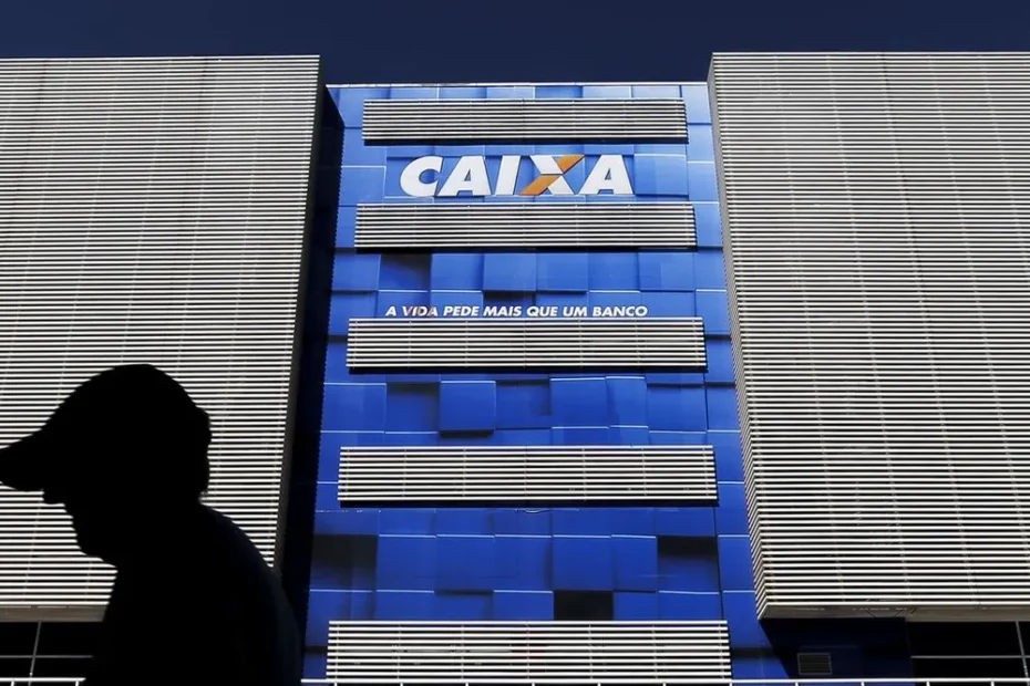 Pessoa usando celular para renegociar dívidas da Caixa, com expressão de alívio e foco.