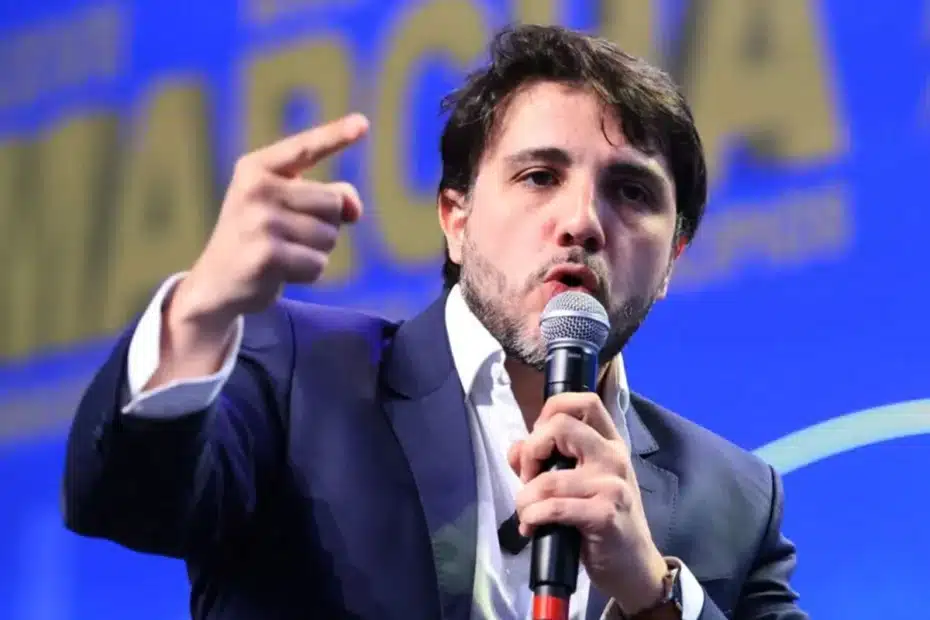 Renan Santos, pré-candidato à presidência, debatendo propostas para o Brasil.