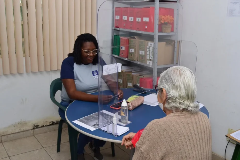 Pessoa realizando biometria em balcão de atendimento para manter benefícios sociais