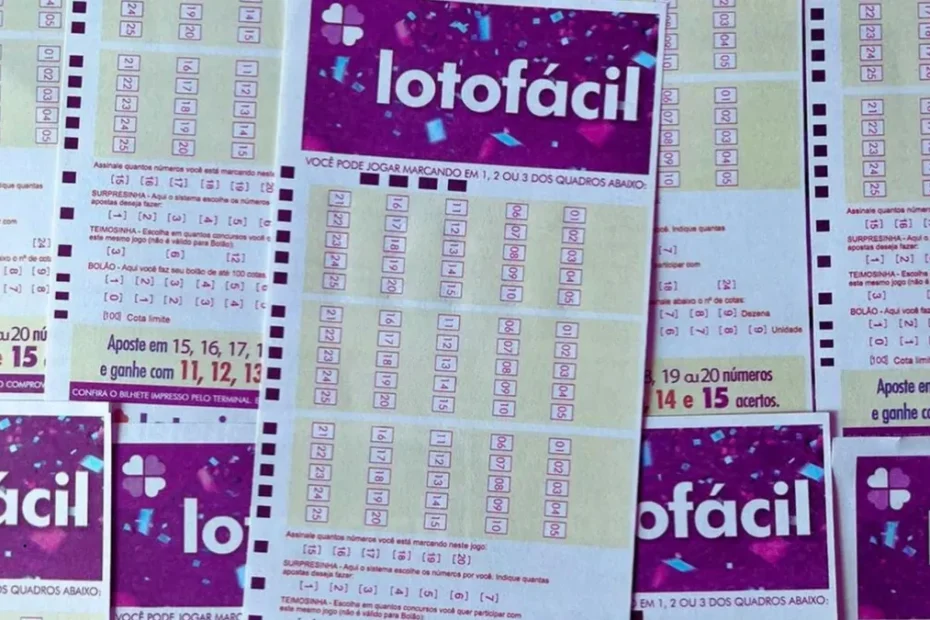 Pessoa feliz segurando um bilhete de loteria e notas de dinheiro, simbolizando a vitória na Lotofácil em São Paulo.