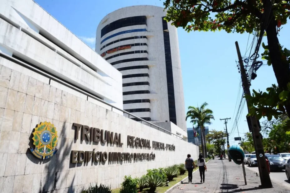 Mãos de pessoa idosa segurando dinheiro e documentos, simbolizando o saque de RPVs do INSS