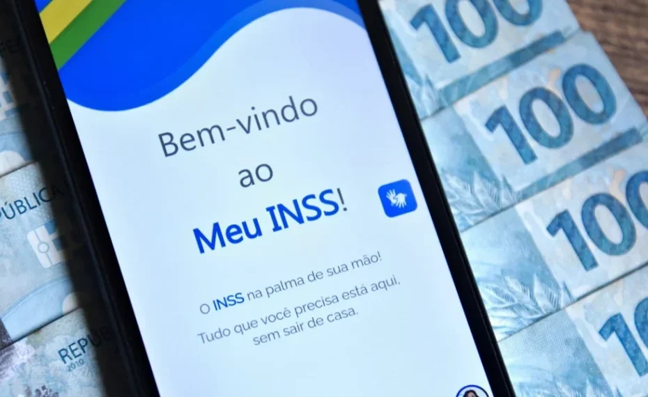 Pessoas de diferentes idades realizando cadastro biométrico em um totem digital para acesso a benefícios do INSS.