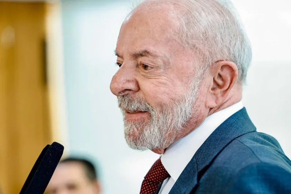 Mãos segurando smartphone com aplicativo de banco exibindo gráficos financeiros positivos, simbolizando acesso a crédito com juros menores.