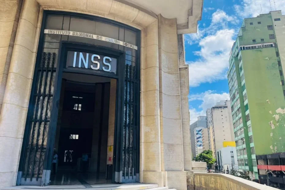 Pessoas analisando documentos de aposentadoria especial após decisão do STF