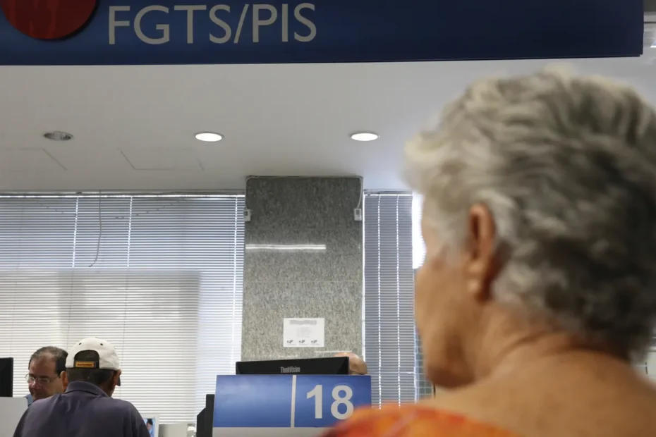 Pessoa consultando informações sobre PIS/Pasep em um tablet ou smartphone