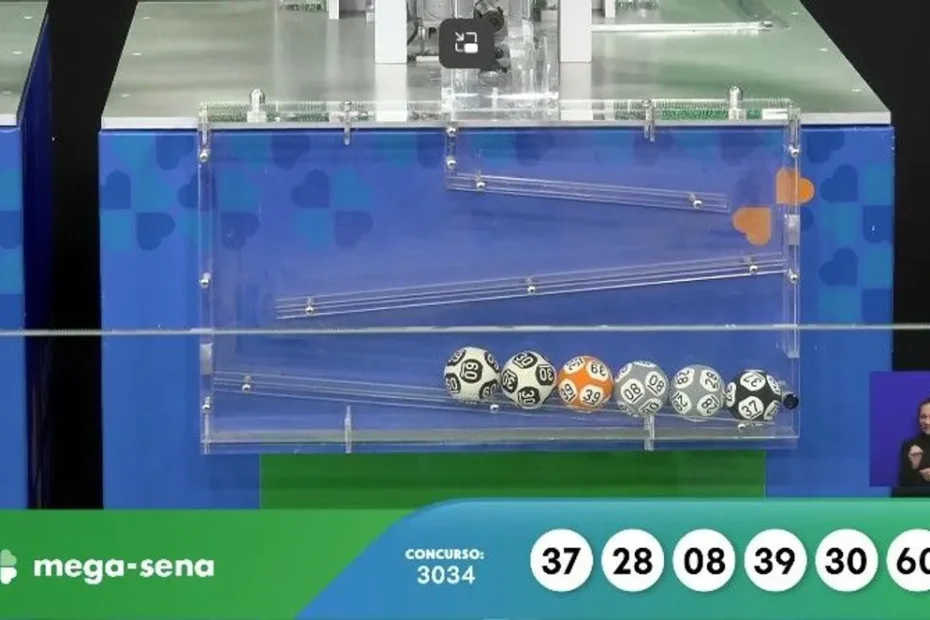 Mão segurando bilhete da Mega-Sena com dinheiro borrado ao fundo