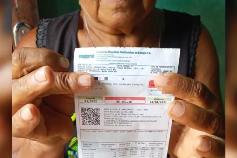 Uma pessoa de baixa renda preocupada olhando sua conta de luz, simbolizando as famílias que podem ter direito ao desconto da Tarifa Social de Energia.
