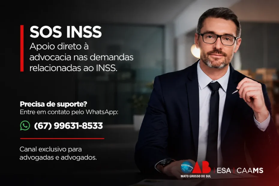 Mão de advogado utilizando um smartphone para acessar o suporte SOS INSS da OAB/MS