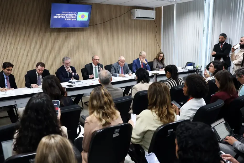 Ministros e vice-presidente Geraldo Alckmin em Brasília anunciam medidas de apoio a empresas.