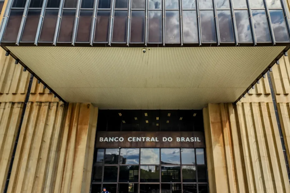 Pessoa usando aplicativo de banco digital em smartphone, com ícones de segurança na tela