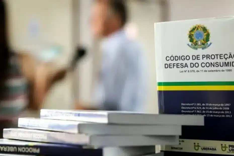 Pessoa idosa ou trabalhador preocupado analisando documentos de empréstimo consignado ou extrato bancário, com expressão de apreensão.