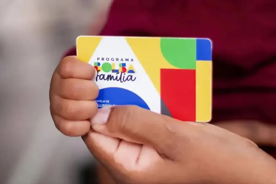 Pessoa consultando o aplicativo Bolsa Família no celular para verificar o calendário de pagamentos de julho.