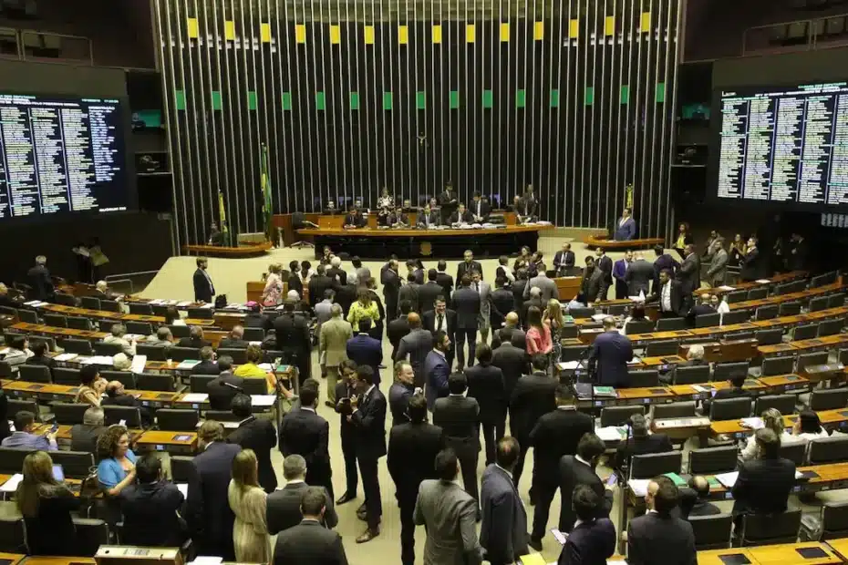 Família conversando com assistente social em escritório governamental sobre o BPC.
