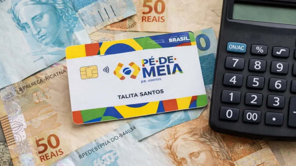 Estudantes felizes saindo de uma prova do Enem, um deles conferindo o celular, simbolizando o bônus do Pé-de-Meia.