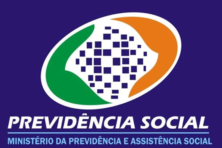 Pessoa idosa revisando documentos de aposentadoria do INSS com calculadora