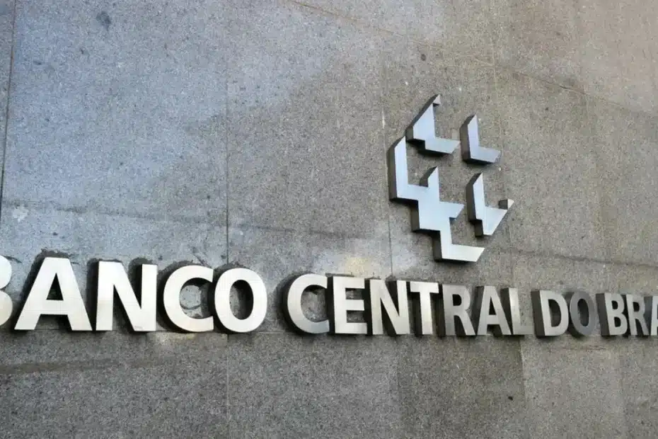 Candidato focado estudando para o concurso do Banco Central do Brasil com livros e notebook