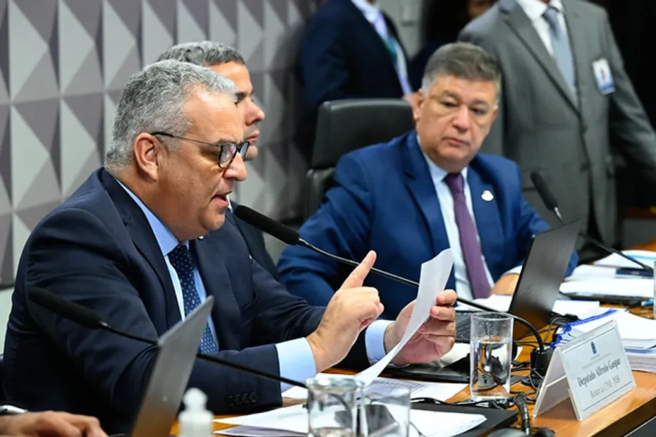 Selo do Departamento do Tesouro dos EUA sobre documentos financeiros, simbolizando sanções contra lavagem de dinheiro e fraudes no INSS com ligações ao PCC.