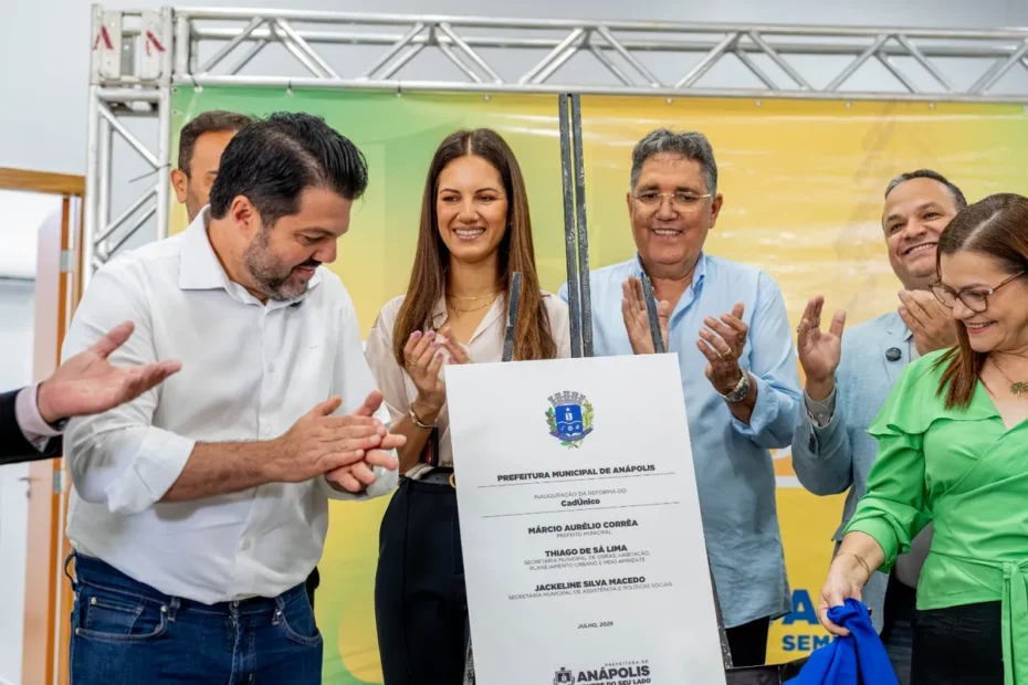 Atendimento CadÚnico em Anápolis, com cadastradores e cidadãos em ambiente moderno