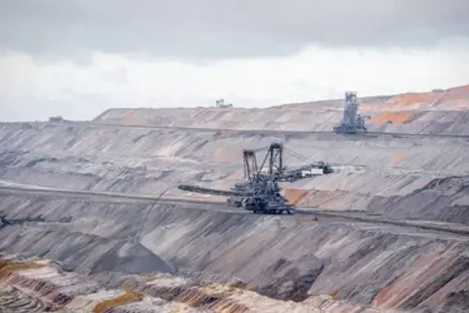 Vista aérea de uma operação de mineração com infraestrutura logística
