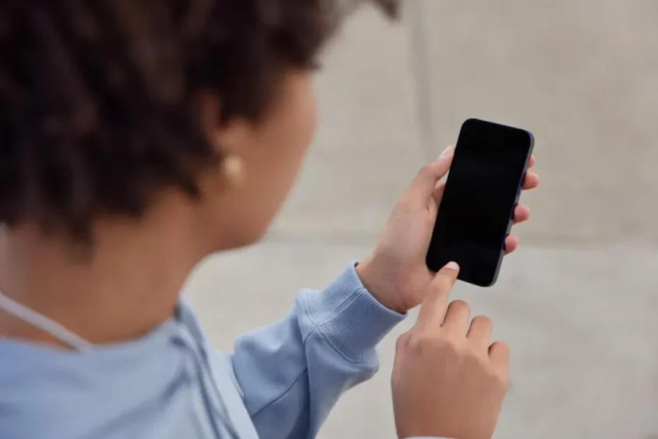 Pessoa usando o aplicativo Clique Cidadania em um smartphone para acessar serviços públicos e informações sobre direitos.