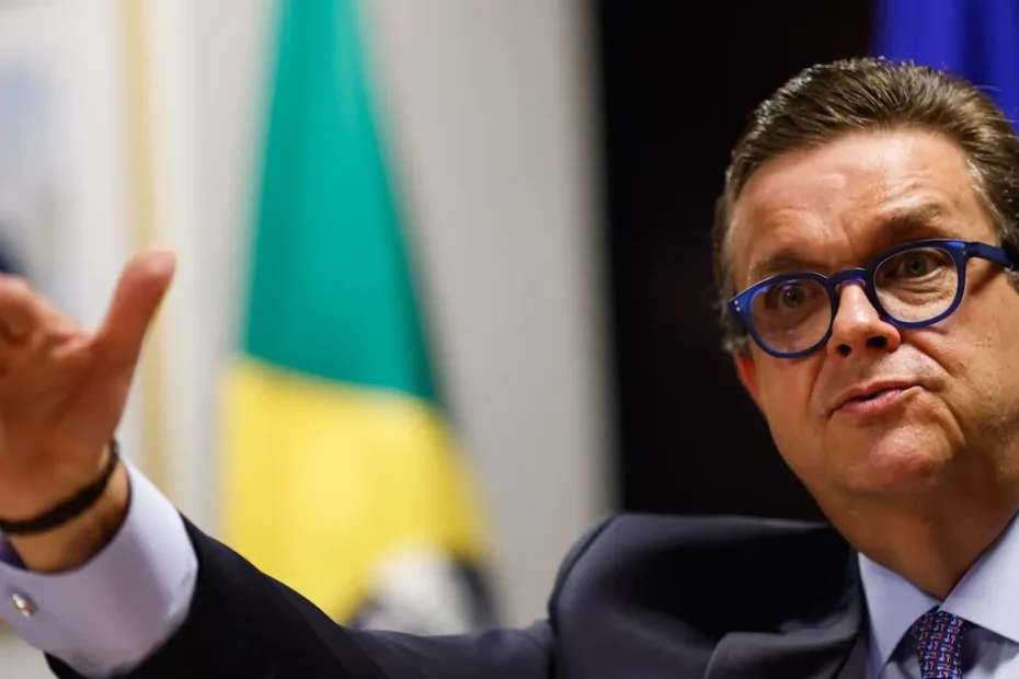 Trabalhadores e aposentados brasileiros com semblante esperançoso após notícias sobre a Previdência Social e o INSS.