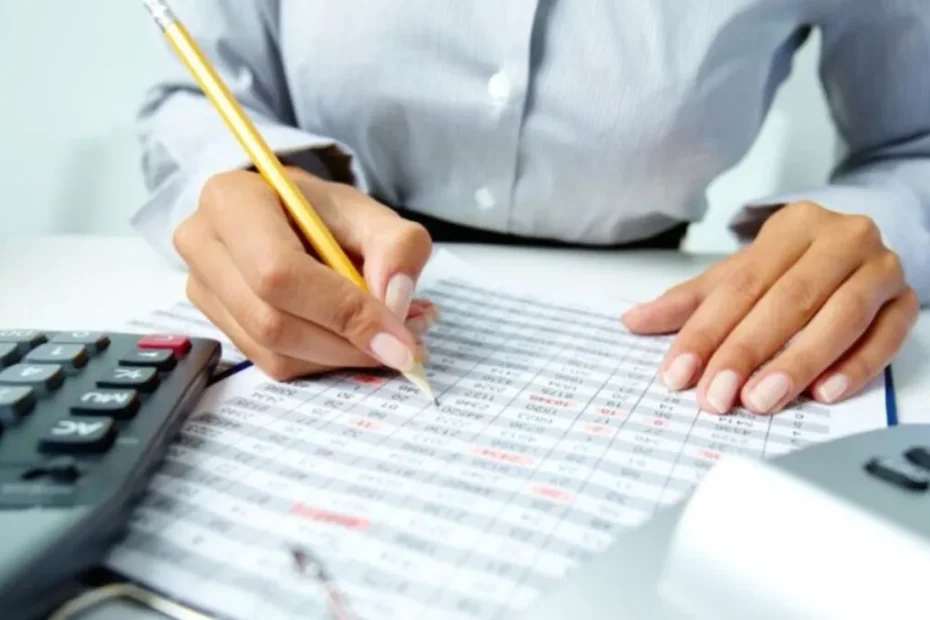 Idoso examinando documentos de IPTU com moedas na mesa, simbolizando economia financeira