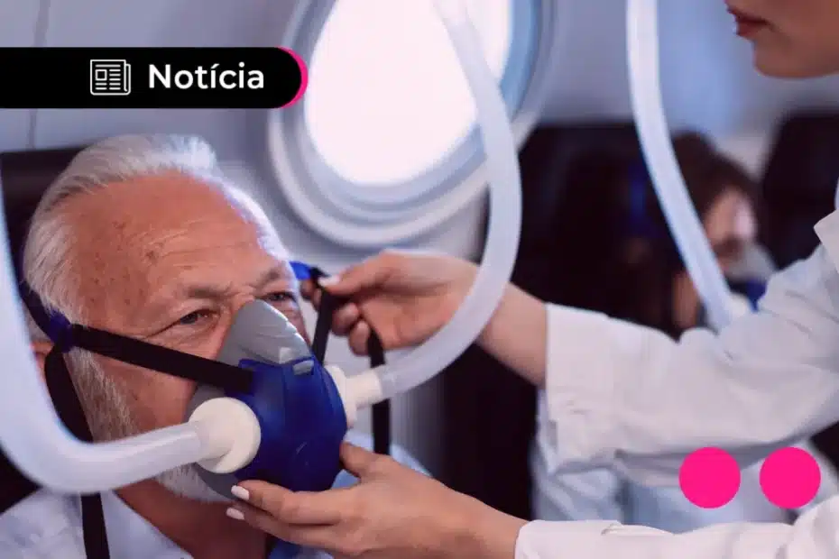 Aposentado do INSS no aeroporto, simbolizando acesso a passagens aéreas gratuitas para tratamento de saúde.