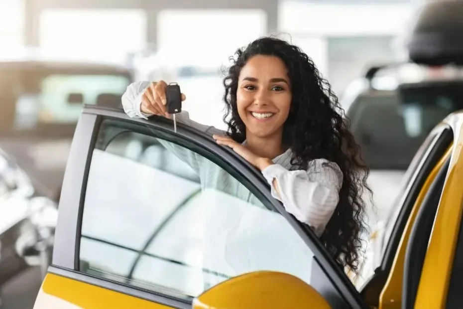 Diversidade de pessoas usando aplicativos de mobilidade em ambiente urbano, incluindo mulher, idoso, pessoa com pet e helicóptero ao fundo