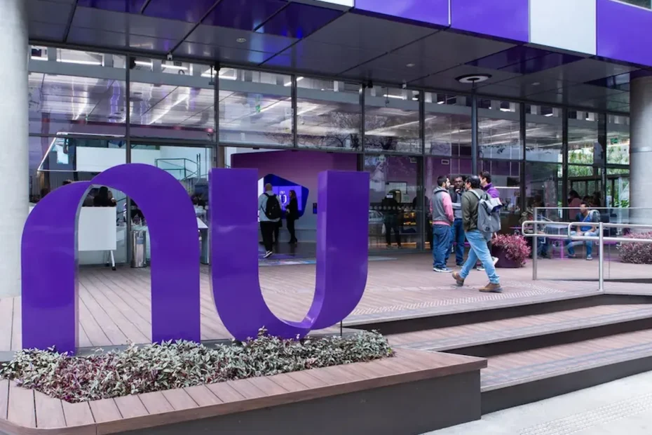 Pessoa visualizando o aplicativo do Nubank com a função de crédito habilitada no celular