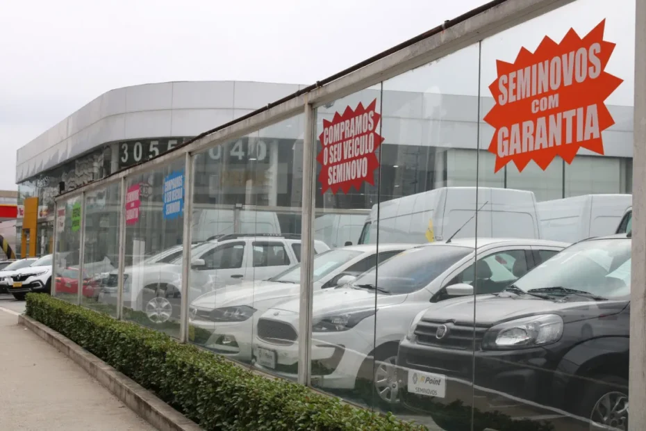 Pessoa preocupada com as parcelas do financiamento do carro e o risco de busca e apreensão