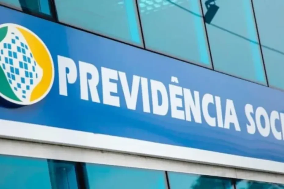 Pessoas aguardando em uma agência do INSS com leves sinais de falhas estruturais, refletindo a condenação do órgão por problemas de segurança.