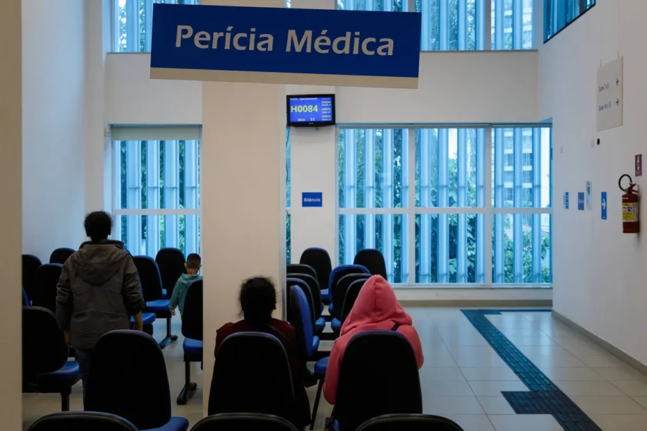 Mulher idosa com expressão de alívio ao ver benefício do INSS aprovado no celular