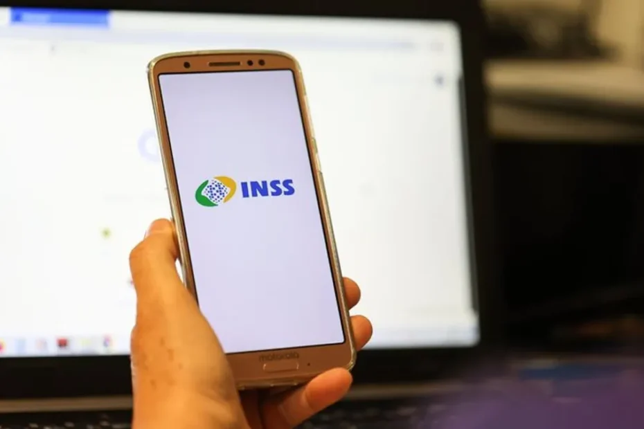 Pessoa lendo documento de negativa do INSS com expressão preocupada e pensativa.
