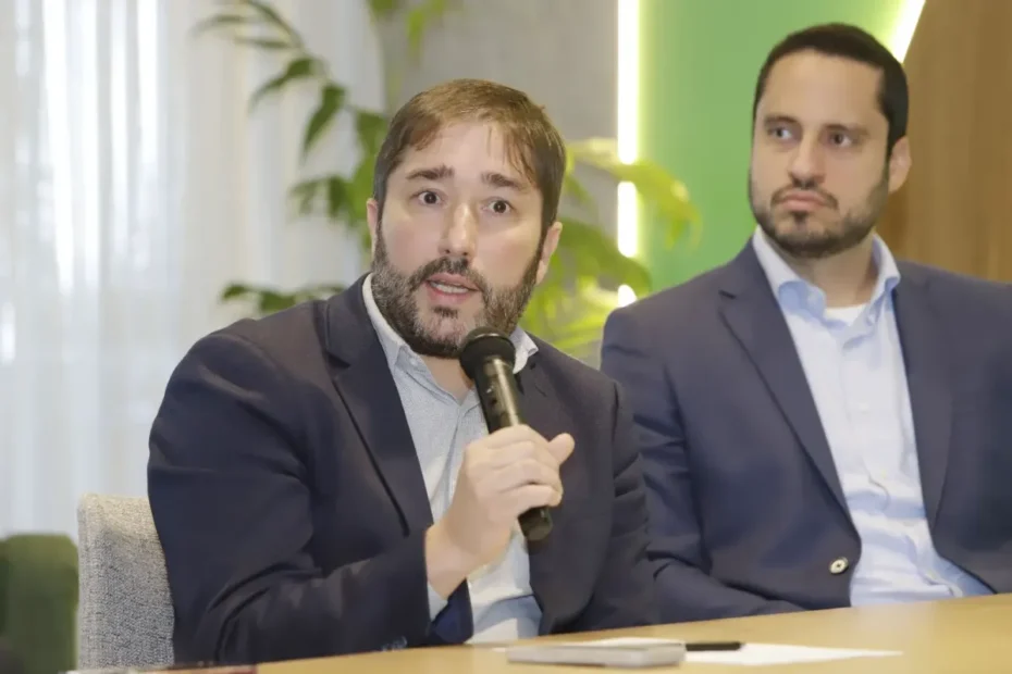 Produtor rural em campo cultivado, simbolizando o financiamento e crescimento do agronegócio