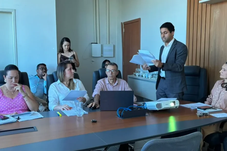 Trabalhador de reciclagem realizando a triagem de materiais em Palmas