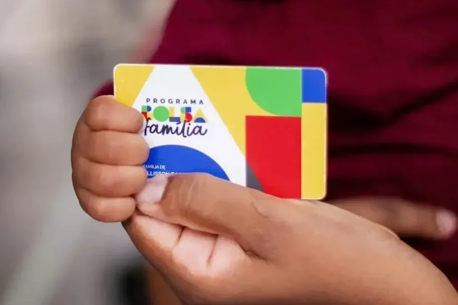 Família brasileira sorrindo ao receber benefício do Bolsa Família em 2026