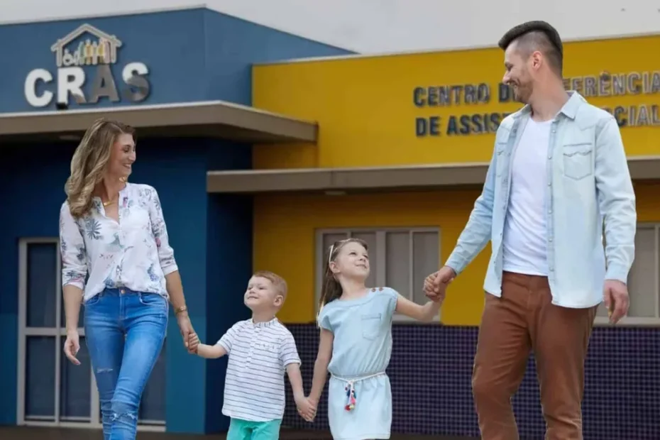 Profissional de saúde aplicando triagem de risco de insegurança alimentar em família, com foco em empatia e acesso a benefícios como Bolsa Família.